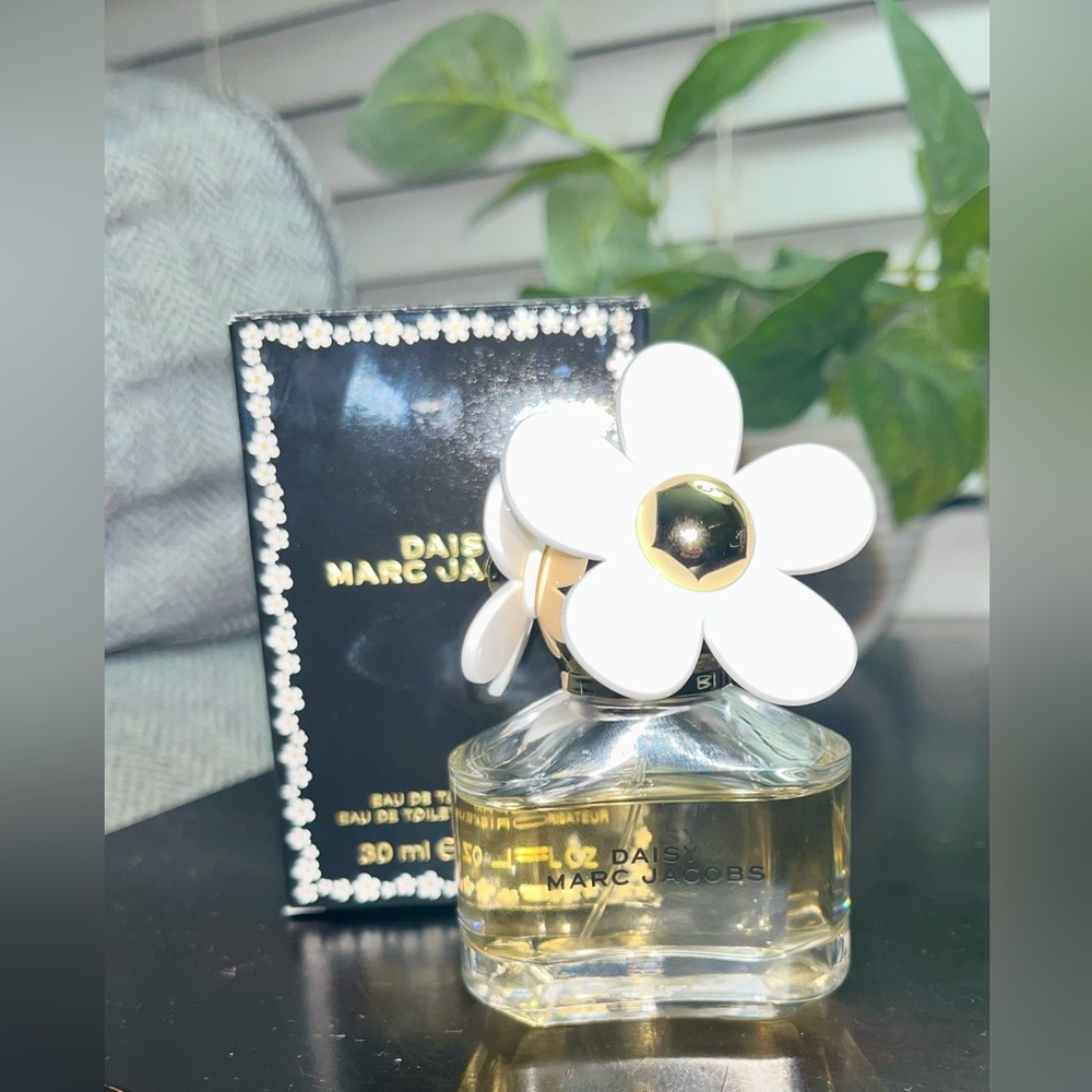 Marc Jacobs Daisy Perfume with White Floral Cap